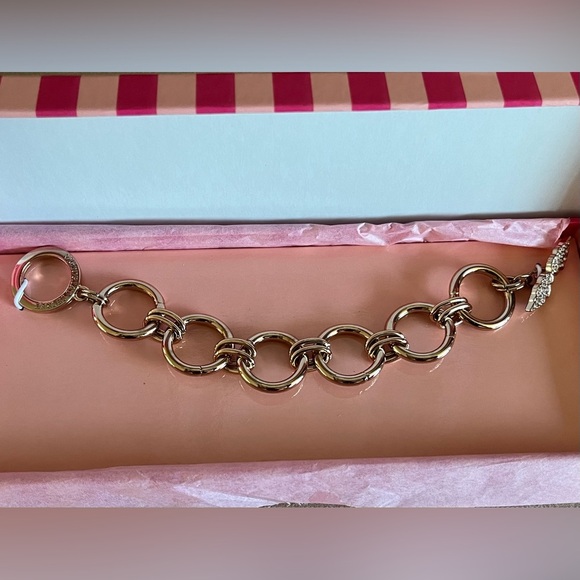 Victoria's Secret Jewelry - HP 🥳💥 Victoria's Secret Vintage Angel Wings Bracelet New with Tags